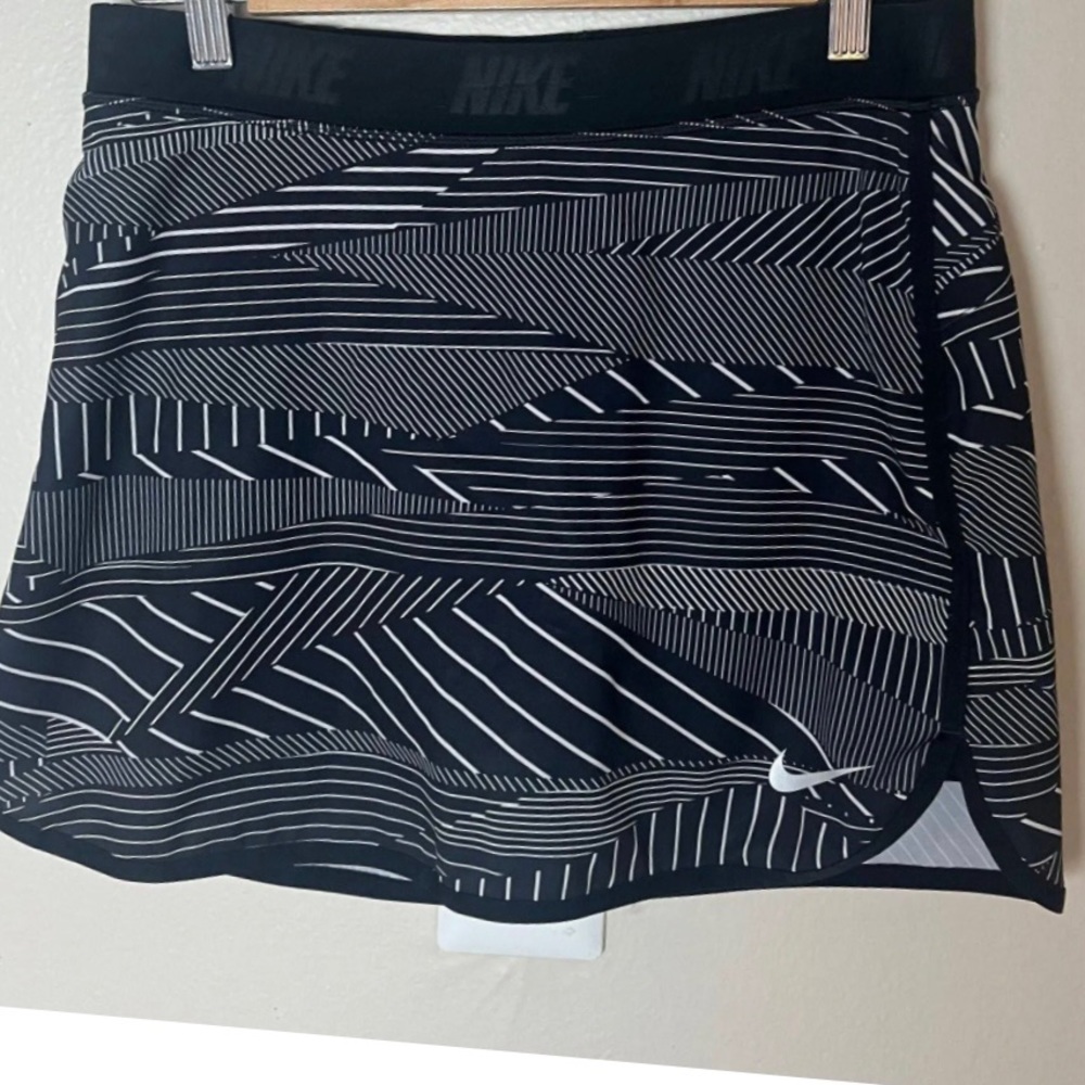 Nike Black and White Golf Skorts